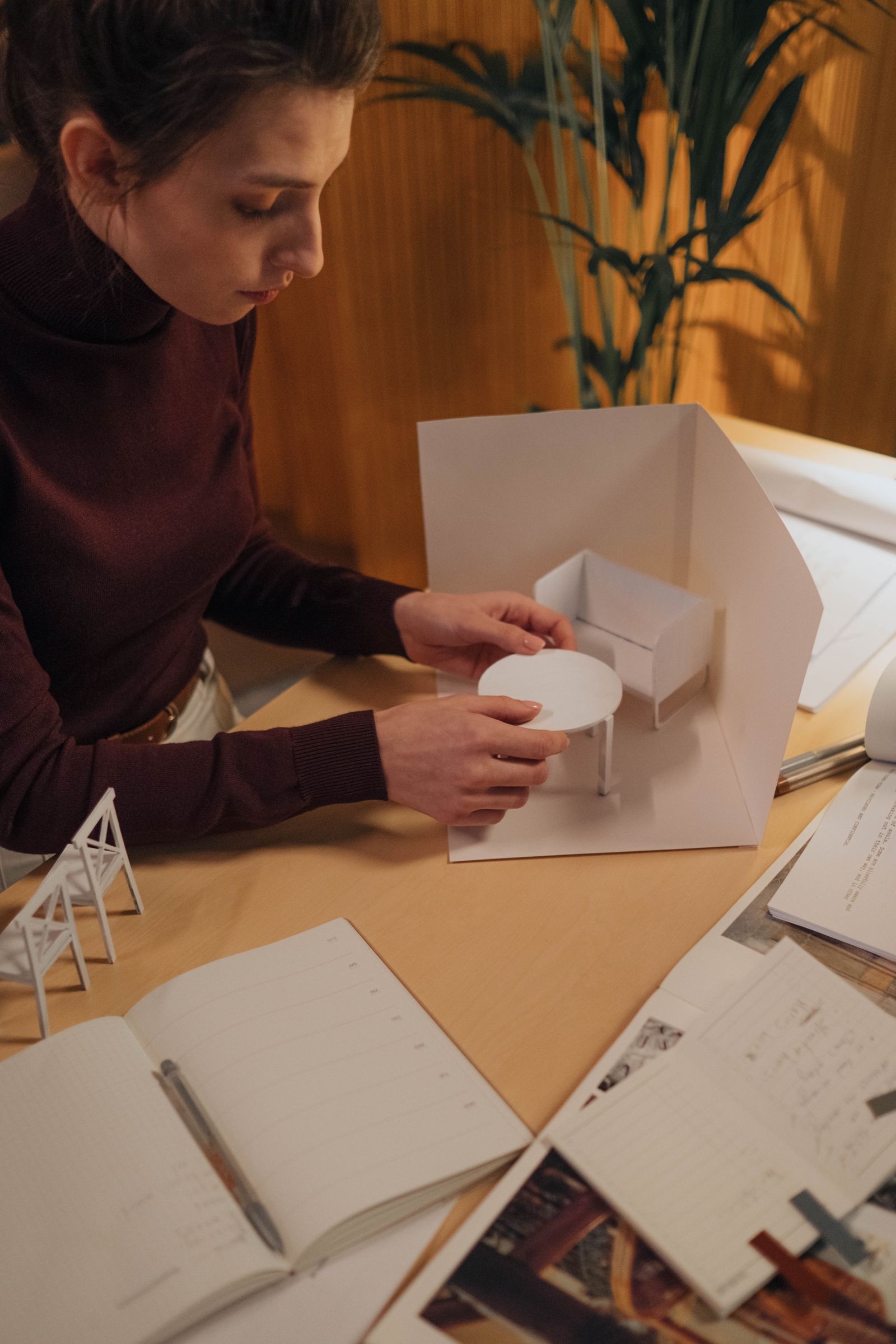 学生在桌前制作室内空间模型